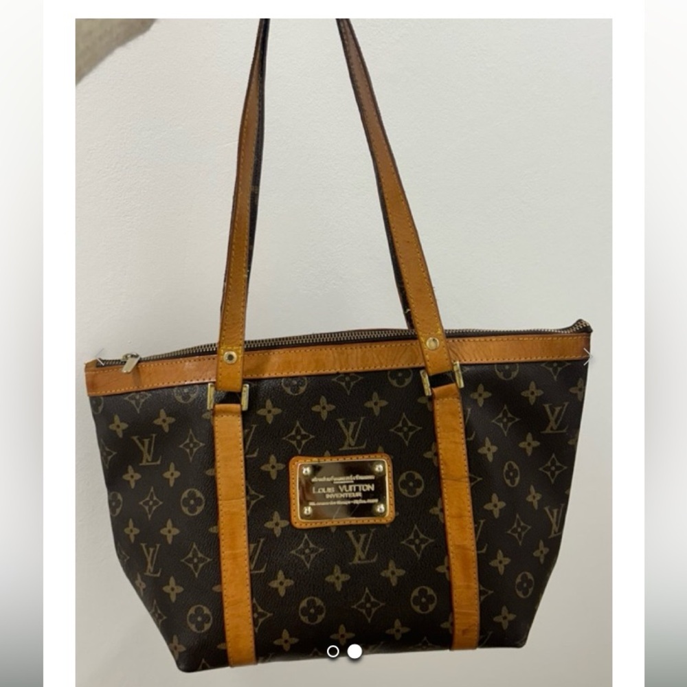 Louis Vuitton vintage medium leather shoulder bag